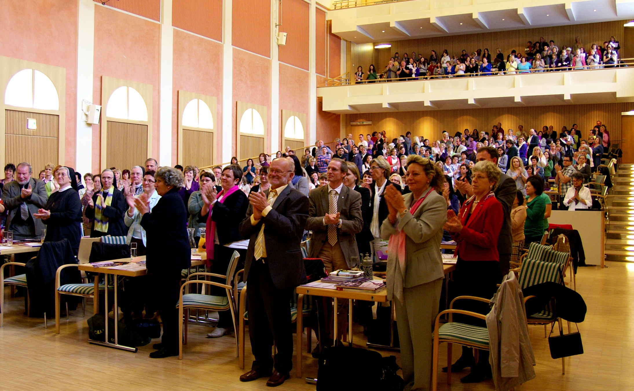 standing ovations der rund 500 Kongressgäste für Sr. Liliane Juchli