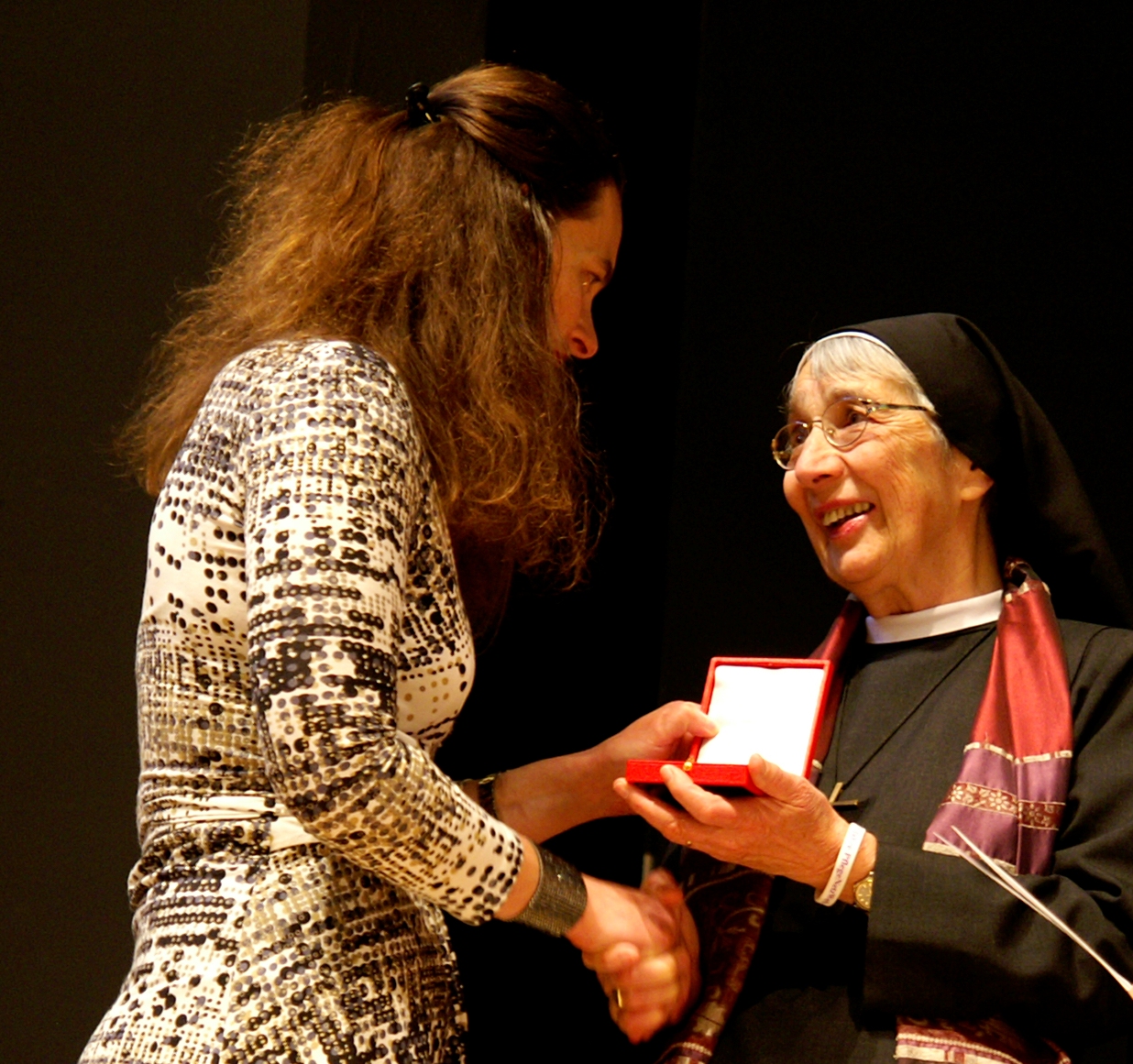 Hohe staatliche Ehrung für Sr. Liliane Juchli: Goldenes Ehrenzeichen für Verdienste um die Republik 