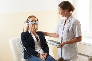BILD zu OTS - Neue Videobrille in der Privatklinik Confraternitt sorgt fr Ablenkung bei OP-Patienten