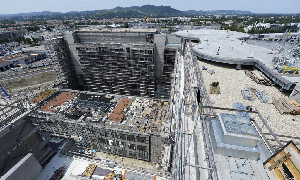 ABD0056_20150630 - WIEN - STERREICH: Blick auf die Baustelle des "Krankenhaus Nord" am Dienstag, 30. Juni 2015, in Wien. Das Wiener Gro§spital soll im Juni 2017 fertiggestellt werden. - FOTO: APA/ROBERT JAEGER