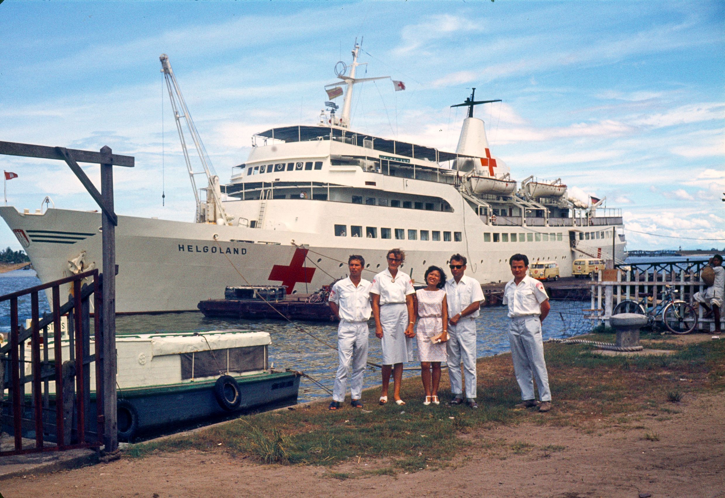 Einsatz des DRK - Hospitalschiffes Helgoland während des Vietnamkrieges 1966-72: In der Gruppe 2.v.l. DRK - Oberin Mathilde Verhall von der Schwesternschaft Bonn - 1969